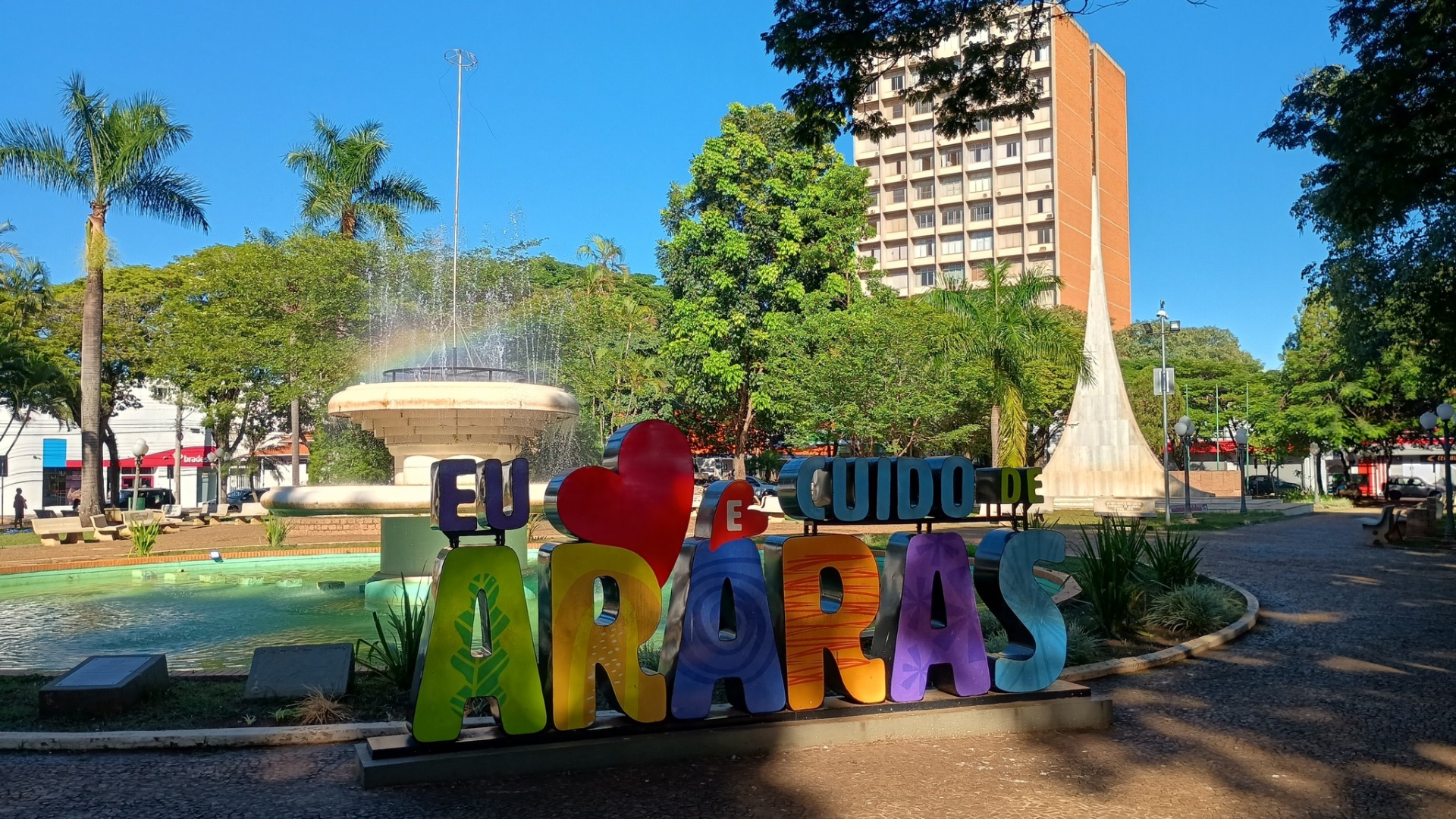 Letreiro Eu amo Araras na praça central